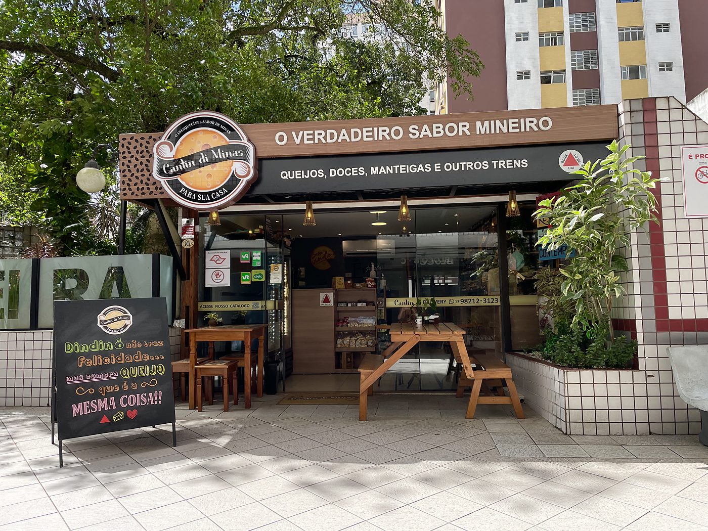Fachada do Cantin no Gonzaga, com mesas na calçada