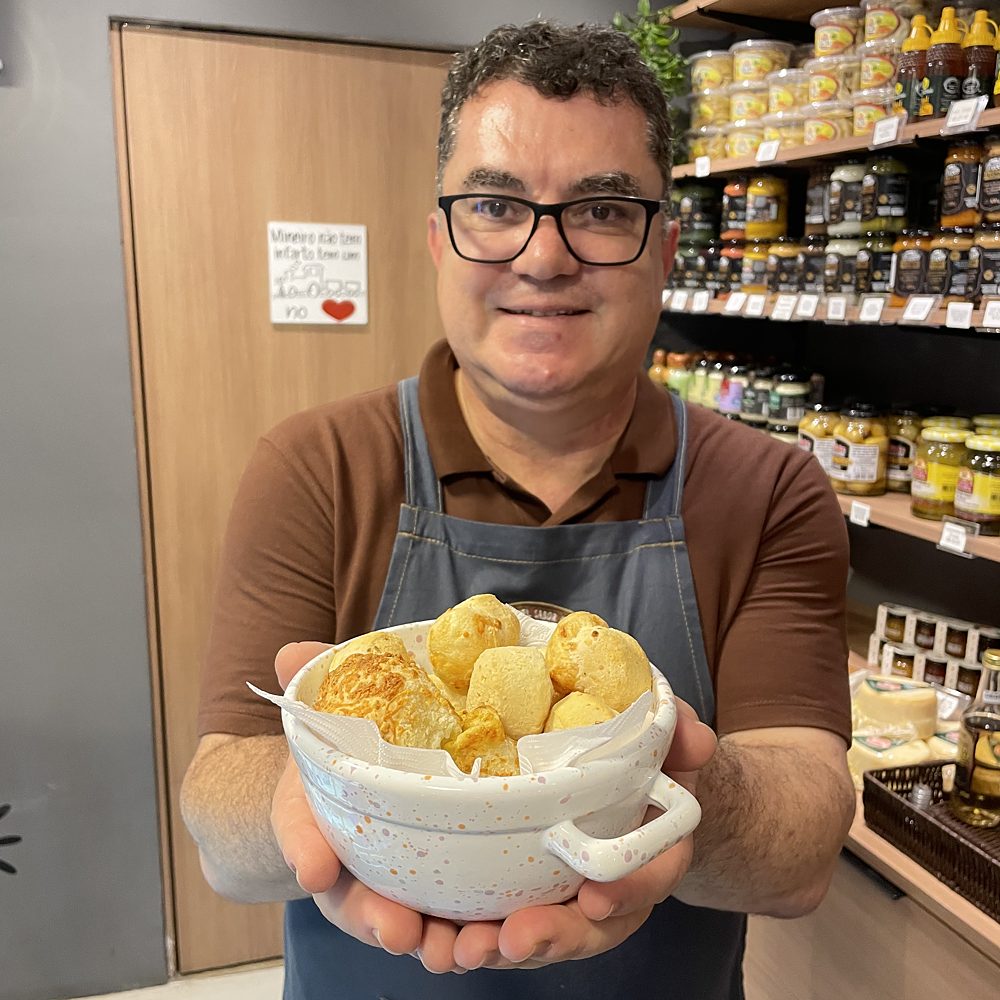 Pão de queijo quentinho servido no Cantin